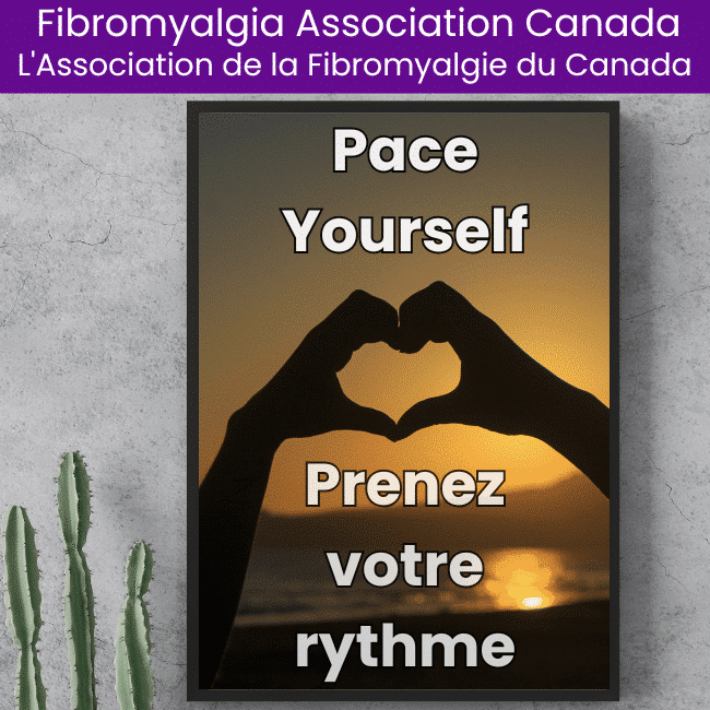 Planifier des vacances lorsqu'on souffre de fibromyalgie nécessite de gérer son rythme. Cette image montre un coucher de soleil en arrière-plan avec un cœur formé par les mains de quelqu'un et le message « Prenez votre temps » en anglais et en français.